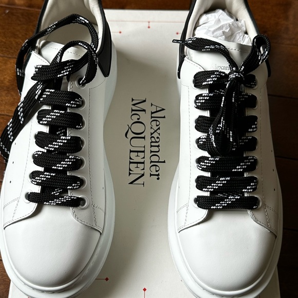 Alexander Mcqueen Sneaker Larry White with black laces. Size 41 - Picture 5 of 6